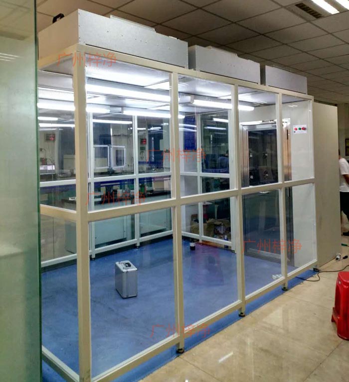 百級潔凈棚滿布FFU風(fēng)機(jī)過濾單元，滿足不同實(shí)驗(yàn)對環(huán)境條件的要求。