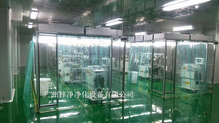 潔凈棚通過(guò)FFU風(fēng)機(jī)過(guò)濾單元、高效空氣過(guò)濾器（HEPA）過(guò)濾空氣，確保送入潔凈棚的空氣達(dá)到規(guī)定的潔凈度。